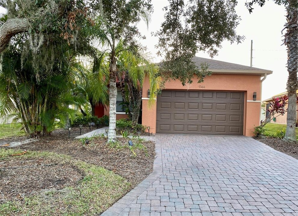 944 Grand Canal Dr in Kissimmee, FL - Building Photo