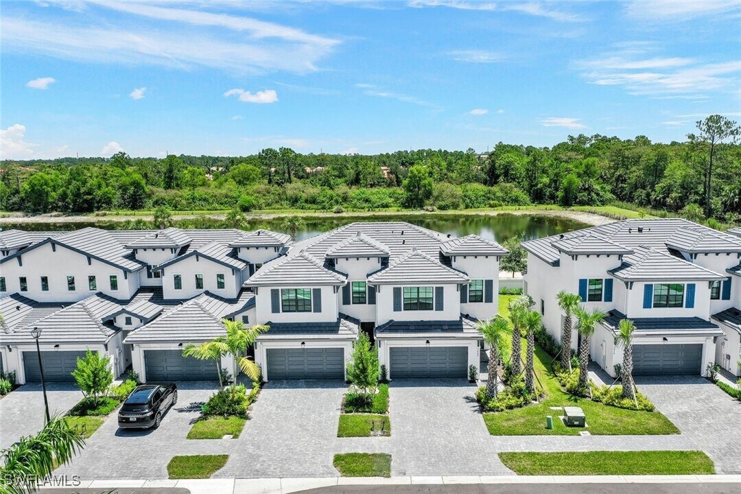 7480 Rockefeller Dr in Naples, FL - Building Photo