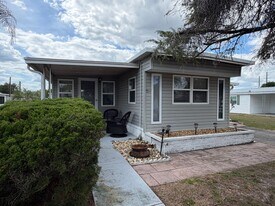 4833 Royal Palm Dr in Zephyrhills, FL - Building Photo