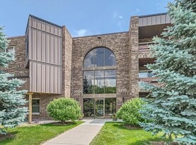 2200 Midland Grove Rd, Unit 103 in Roseville, MN - Building Photo