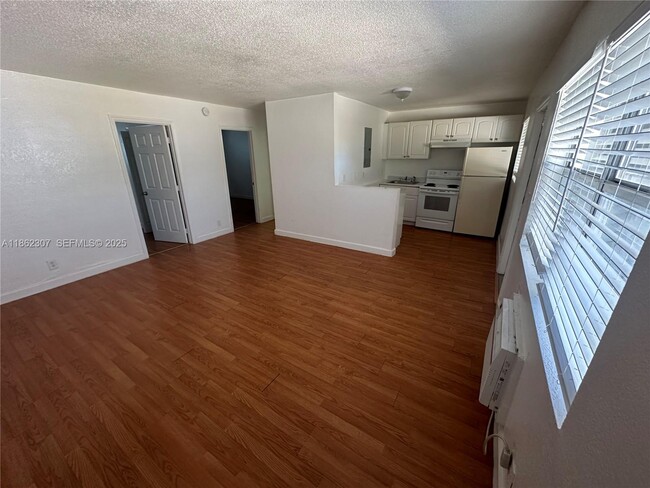 300 SW 4th Ct in Fort Lauderdale, FL - Foto de edificio - Building Photo