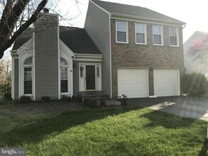 13711 Springhaven Dr in Chantilly, VA - Foto de edificio - Building Photo