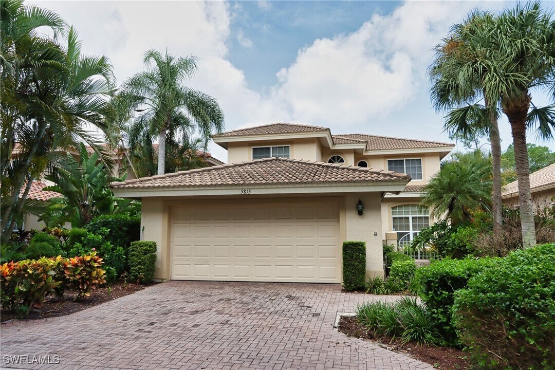 5815 Persimmon Way in Naples, FL - Foto de edificio