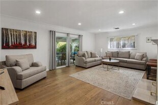 22335 Kittridge St in Los Angeles, CA - Building Photo