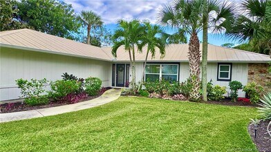 323 SW Ridge Ln in Stuart, FL - Building Photo - Building Photo