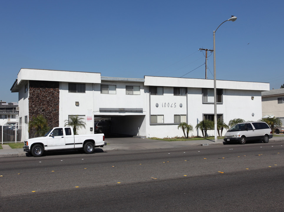 10025 Alondra Blvd in Bellflower, CA - Foto de edificio