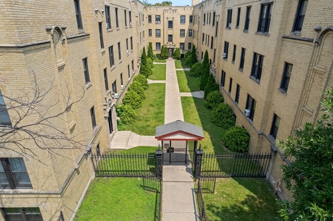1952 W Wilson Ave, Unit 1-Y in Chicago, IL - Building Photo - Building Photo