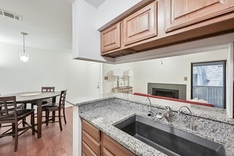 2101 Friendly Dr in Arlington, TX - Building Photo - Building Photo