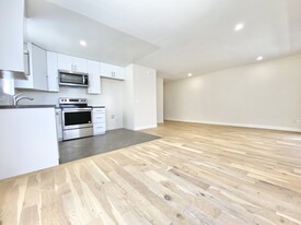La Jolla Courtyard Apartments in Los Angeles, CA - Building Photo