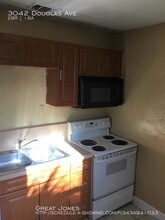 3042 Douglas Ave in Ft. Myers, FL - Foto de edificio - Building Photo