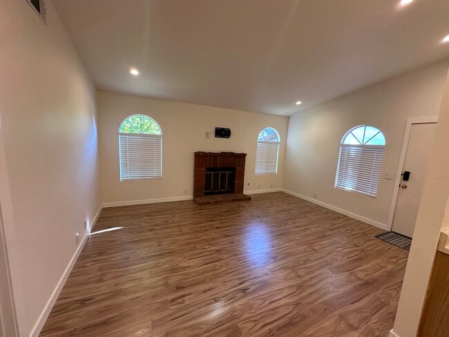 7130 Woodlake Ave in Los Angeles, CA - Building Photo - Building Photo