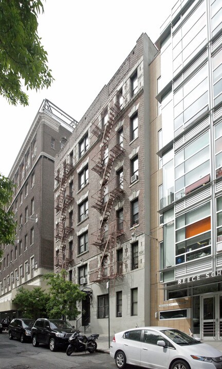 21 E 104th St in New York, NY - Building Photo