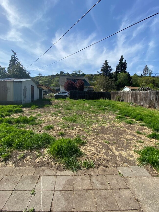 824 E 14th St in The Dalles, OR - Foto de edificio - Building Photo