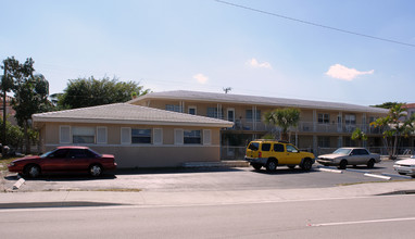 330 W Camino Real in Boca Raton, FL - Building Photo - Building Photo