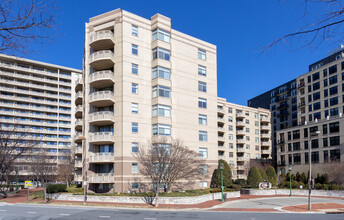 Crescent Plaza Condominium in Bethesda, MD - Building Photo - Building Photo