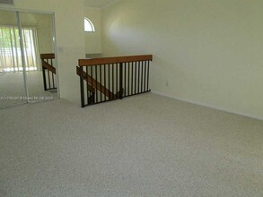 323 Ives Dairy Rd in North Miami Beach, FL - Building Photo - Building Photo