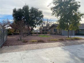 812 Campbell Dr in Las Vegas, NV - Building Photo - Building Photo