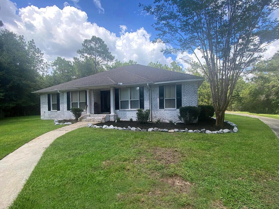 591 Ridge Lake Rd in Crestview, FL - Building Photo