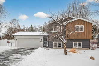 2680 Brittany Ln in Woodbury, MN - Foto de edificio - Building Photo