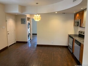 810 E Ashby Pl in San Antonio, TX - Building Photo - Building Photo