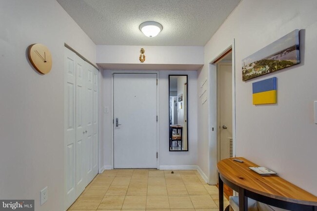 1808 Old Meadow Rd in McLean, VA - Foto de edificio - Building Photo