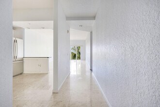 1650 Presidential Way in West Palm Beach, FL - Building Photo - Building Photo