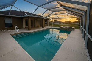 2001 NE 14th St in Cape Coral, FL - Building Photo