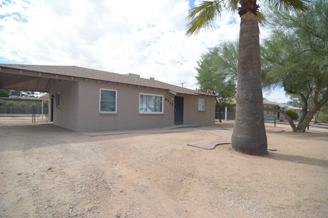 6142 E 27th St in Tucson, AZ - Foto de edificio - Building Photo