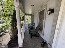 21 Crestview Dr in Kendall Park, NJ - Building Photo