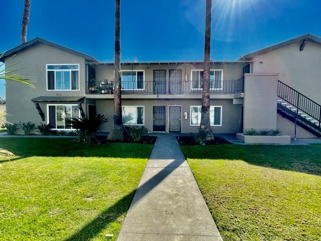 Crestwood Courtyard in Anaheim, CA - Building Photo