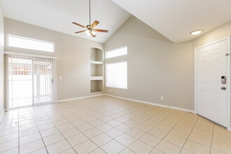 8379 Yamhill St in Las Vegas, NV - Foto de edificio - Building Photo