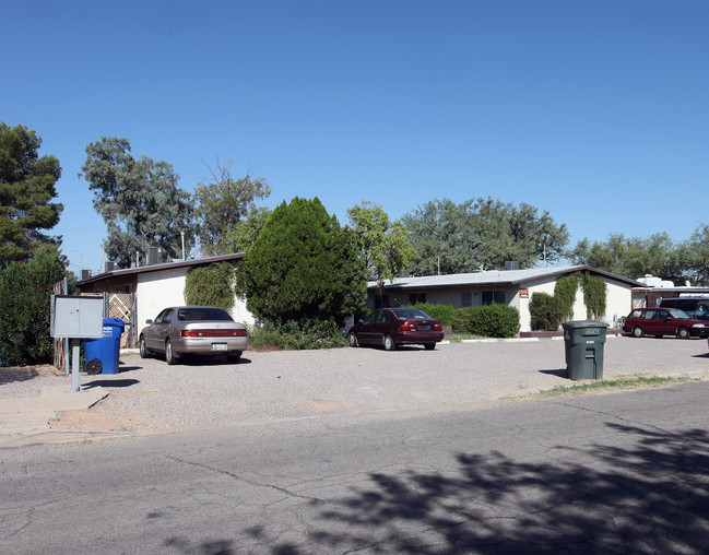 2201-2211 N Madelyn Cir in Tucson, AZ - Foto de edificio - Building Photo