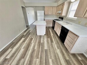 7556 Violet Vista Ave in Las Vegas, NV - Building Photo - Building Photo