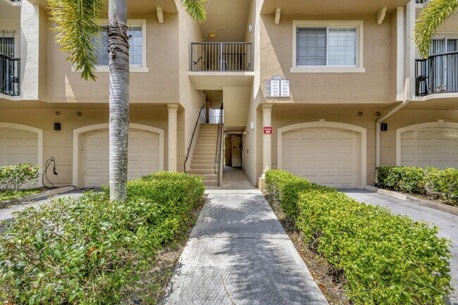 600 Crestwood Ct N in Royal Palm Beach, FL - Building Photo - Building Photo