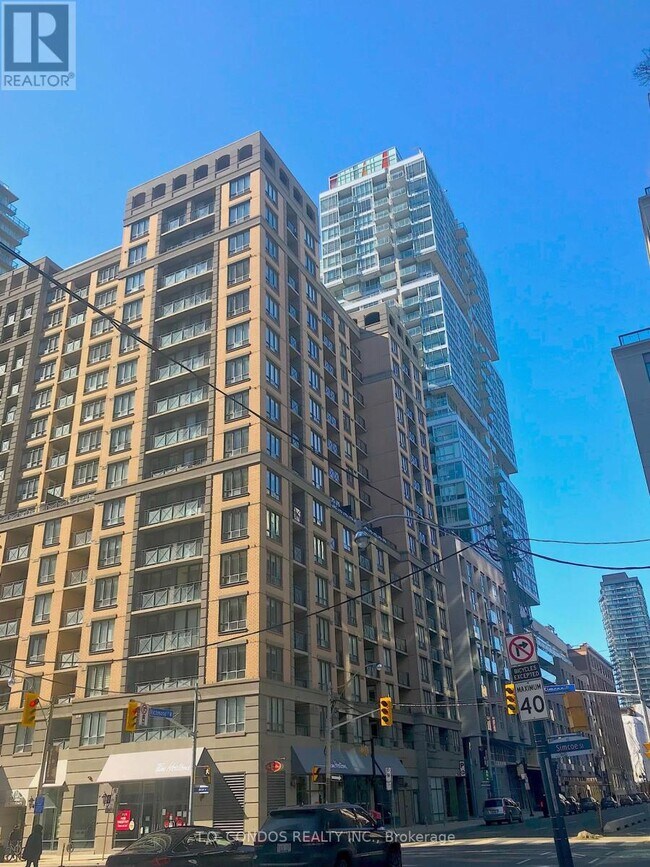 140-140 Simcoe St in Toronto, ON - Building Photo - Building Photo