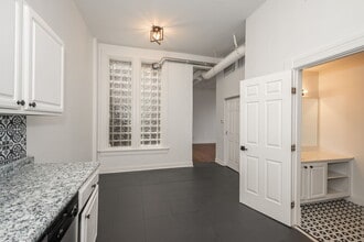 1126 Walnut St, Unit 2B in Cincinnati, OH - Foto de edificio - Building Photo