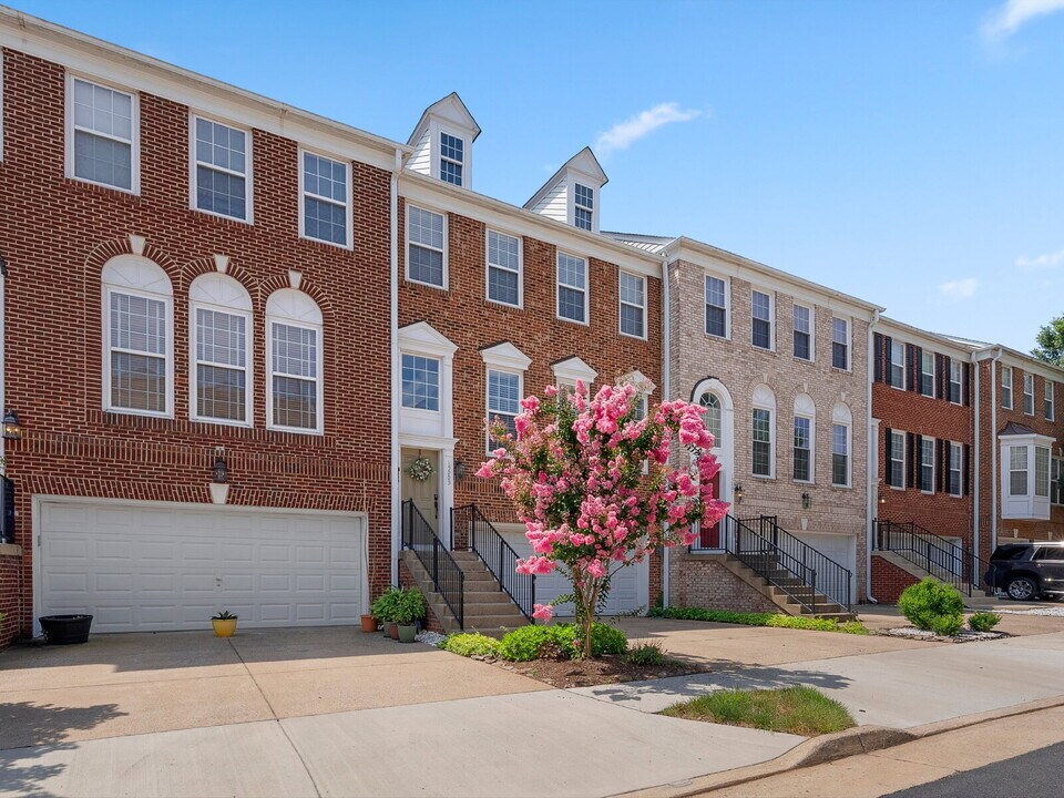 15005 Danube Way in Haymarket, VA - Building Photo