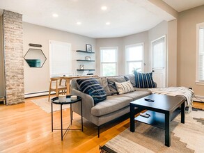49 Sagamore Ave, Unit 2A in Winthrop, MA - Foto de edificio - Building Photo