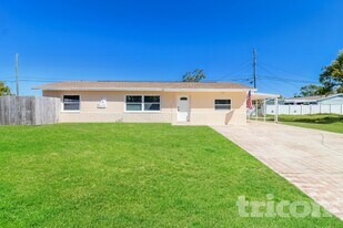 10887 111th Pl N in Largo, FL - Building Photo