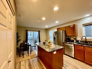 11921 SE Ash St in Portland, OR - Building Photo - Building Photo