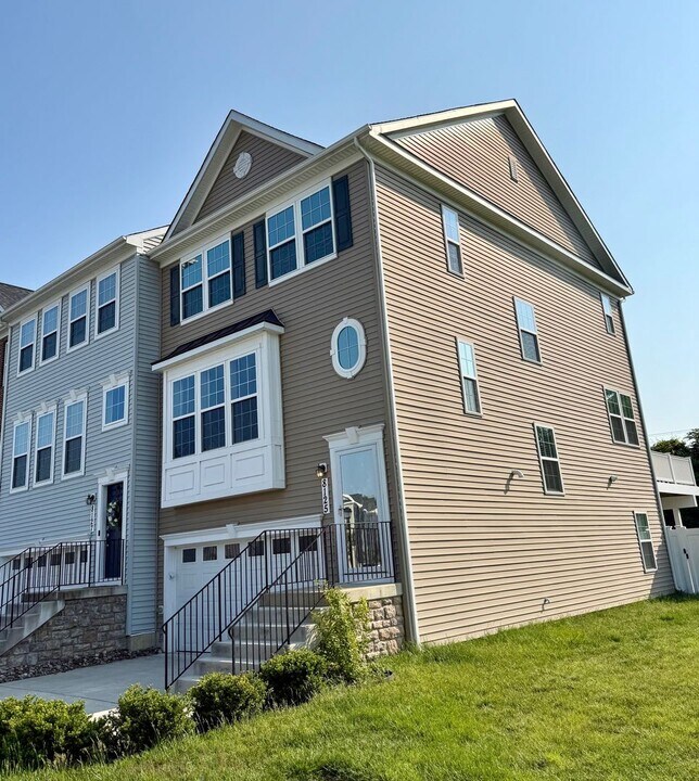 8125 Villaggio Dr in Glen Burnie, MD - Building Photo