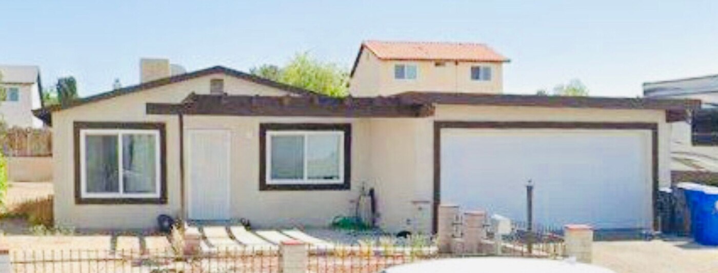 1004 Zion Dr in Barstow, CA - Building Photo