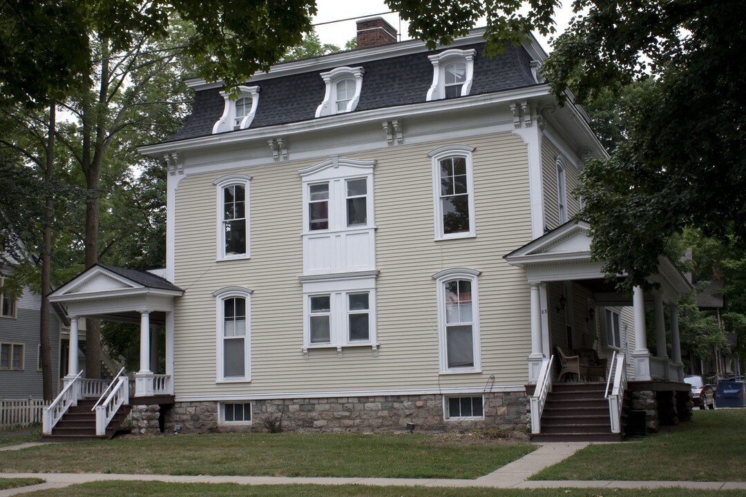 321-323 Stuart Ave in Kalamazoo, MI - Foto de edificio