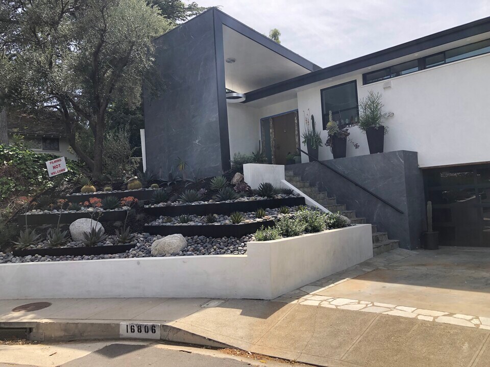 16806 Mooncrest Dr, Unit Duplex in Encino, CA - Building Photo