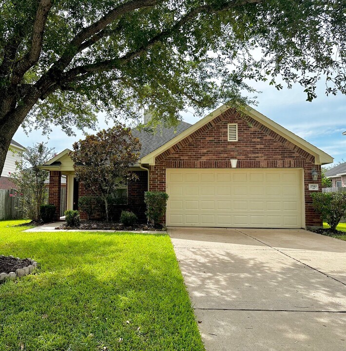 2510 Avalon Lake Ln in Pearland, TX - Building Photo