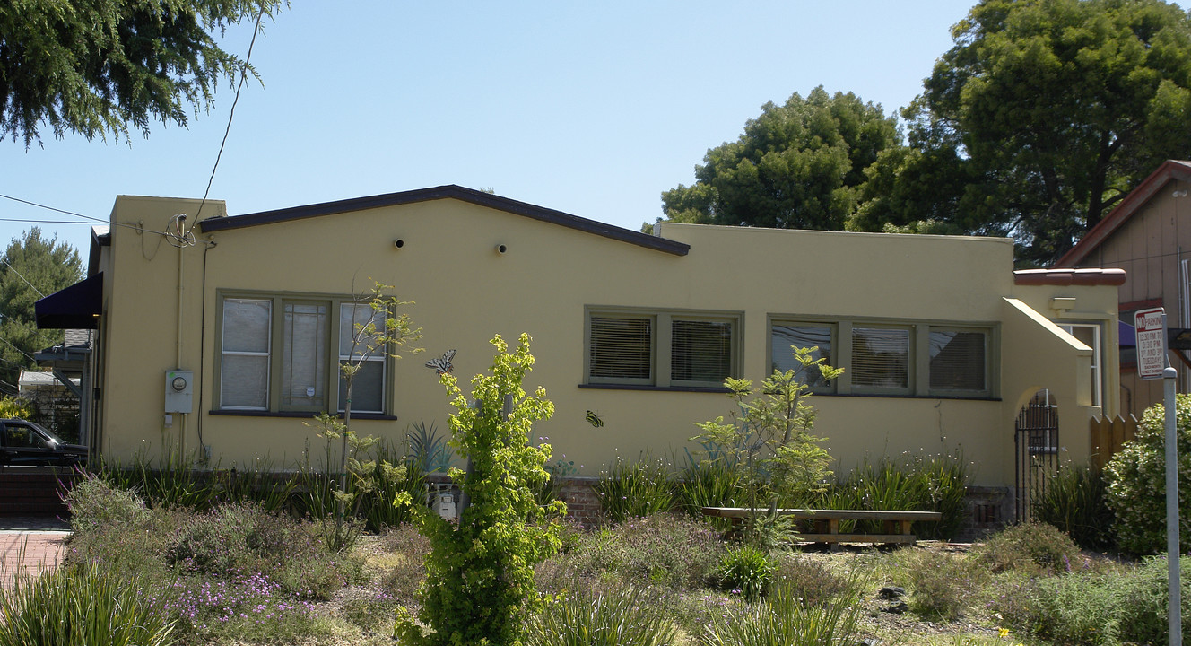 3000 Seminary Ave in Oakland, CA - Building Photo