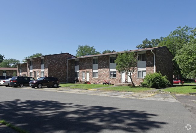 Redstone Gardens in Bristol, CT - Foto de edificio - Building Photo