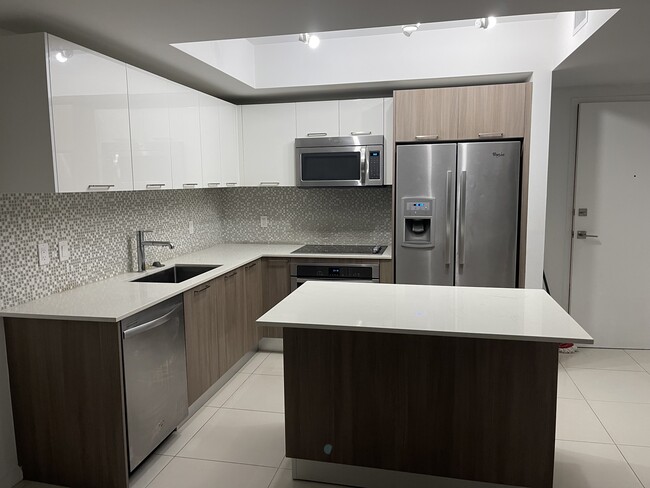 5252 Northwest 85th Court, Unit 18XX in Doral, FL - Foto de edificio - Building Photo