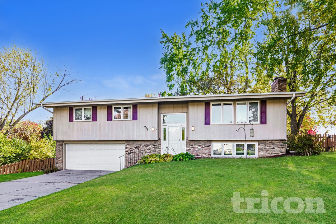 9241 34th Ave N in Minneapolis, MN - Building Photo