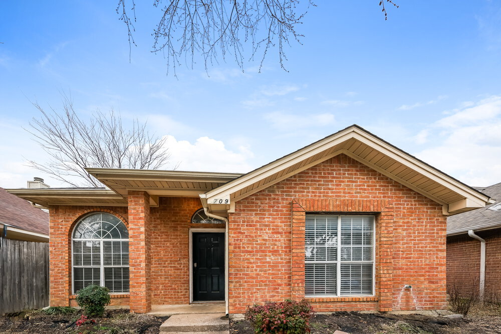 709 Greenridge Dr in Arlington, TX - Building Photo